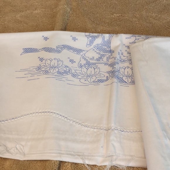 Herrschner’s Embroidery Stamped Cloth Pillowcases 9630 Swan - Picture 8 of 9